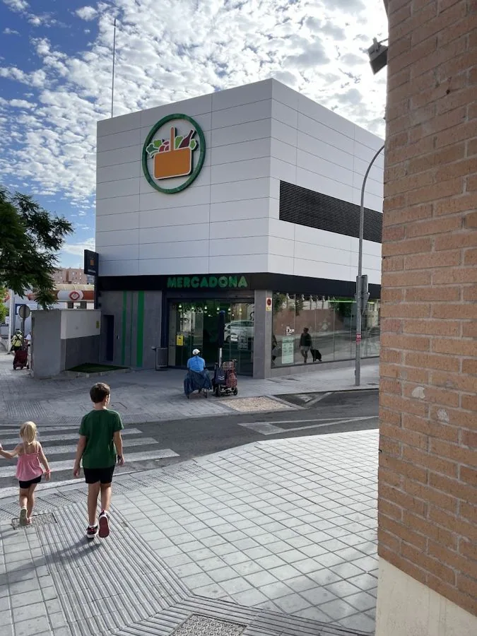 Supermercado Mercadona en Calle los Cincuenta, 46, Alicante