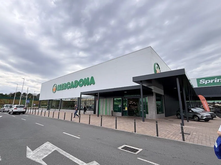 Supermercado Mercadona en Avenida a Revolta, 19, Carballo