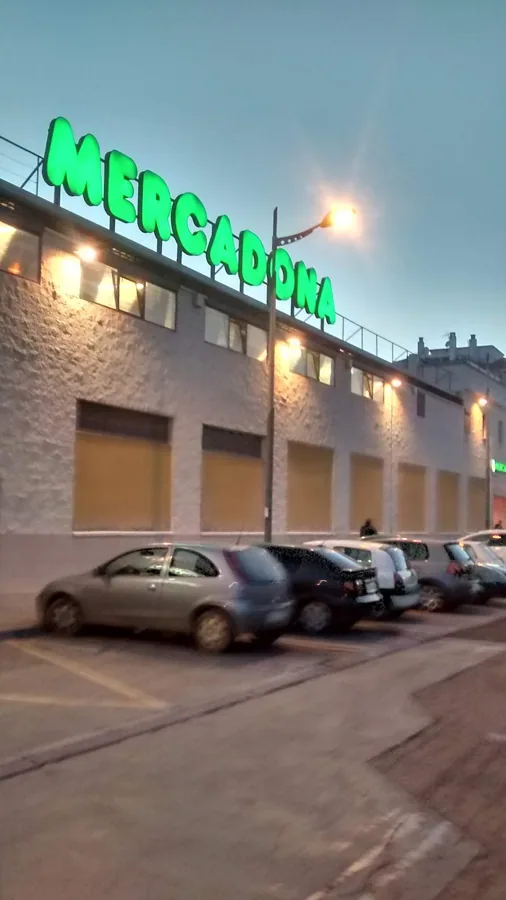 Supermercado Mercadona en Avenida Marcos Orbaneja, 33, Lora del Río